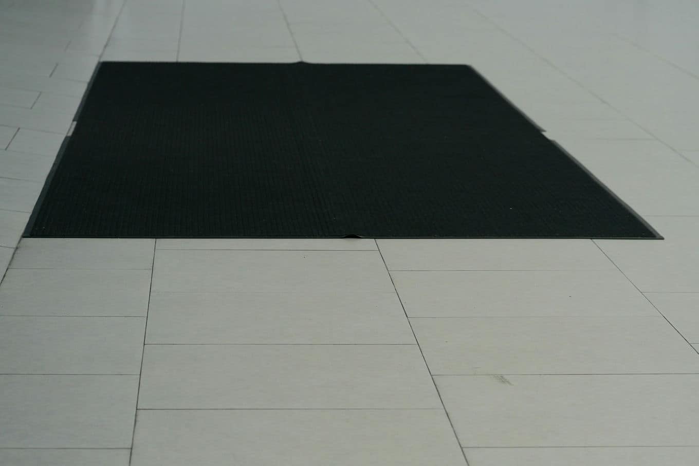 czarna wycieraczka podłogowa