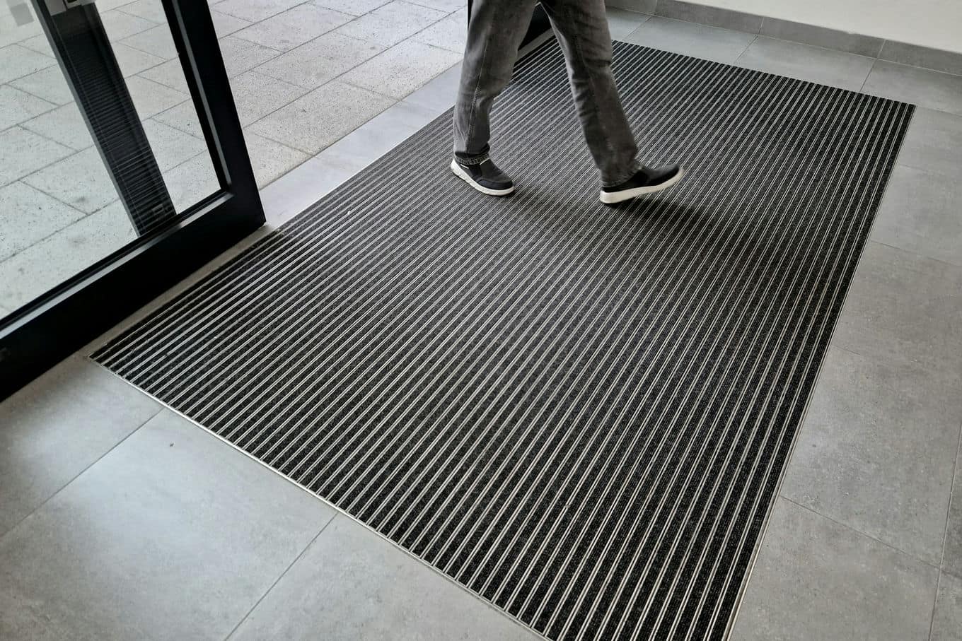 mata podłogowa przed drzwiami przesuwnymi