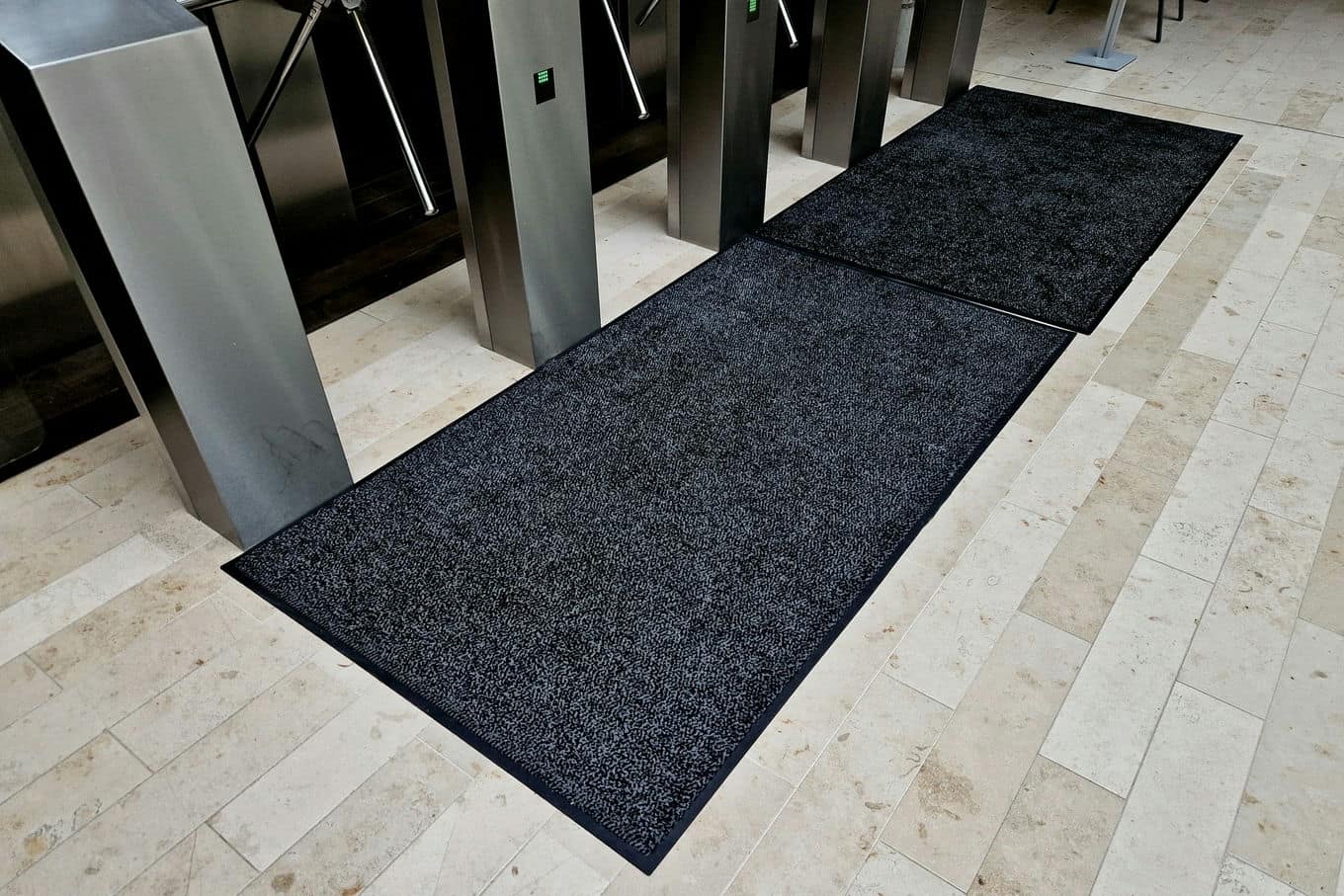 maty wejściowe przed bramkami