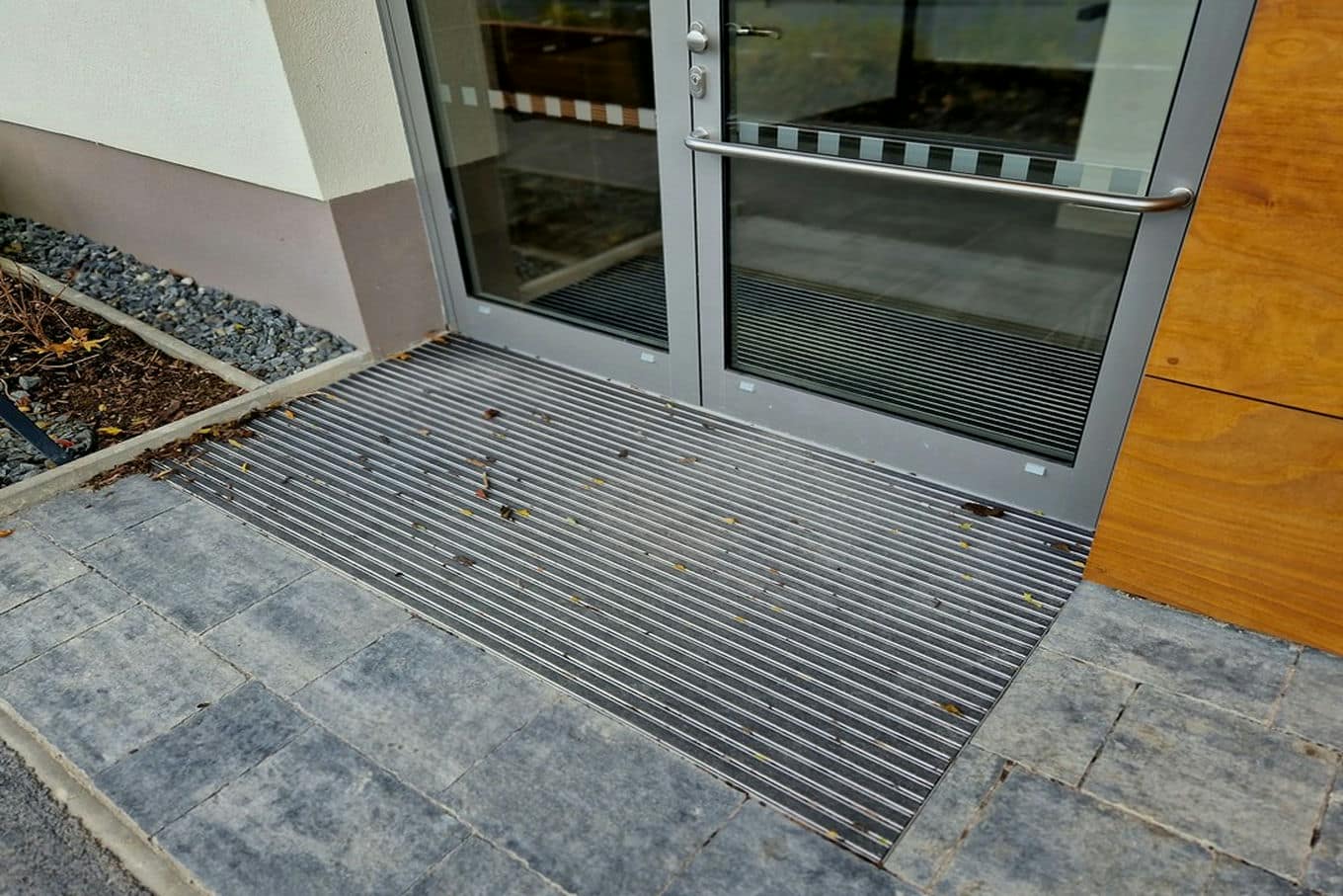 mata przemysłowa w wejściu do budynku