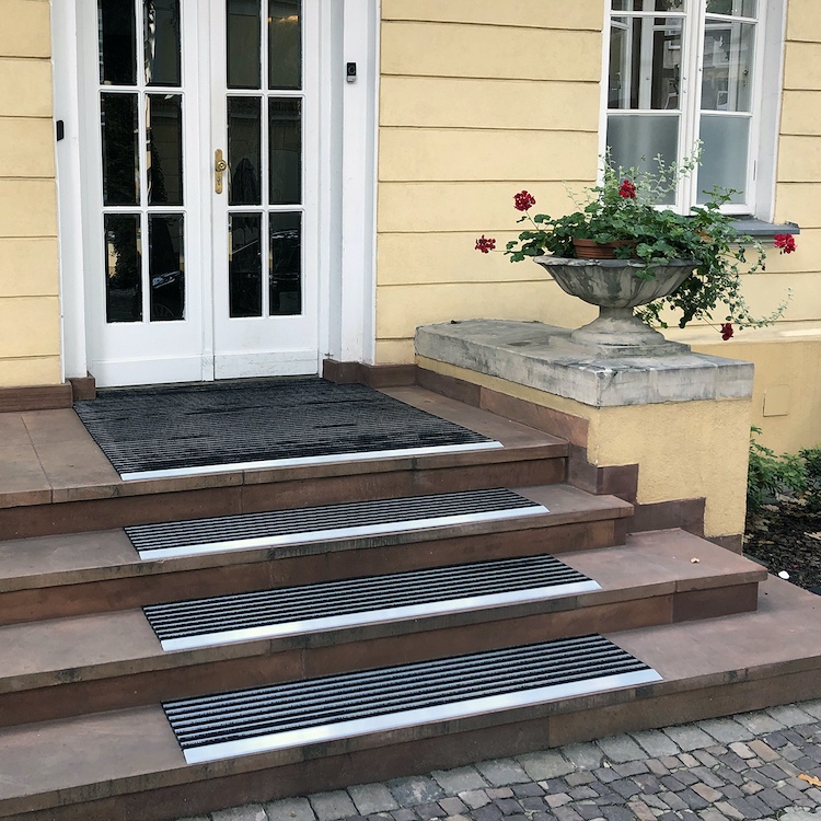 Anti-slip steps